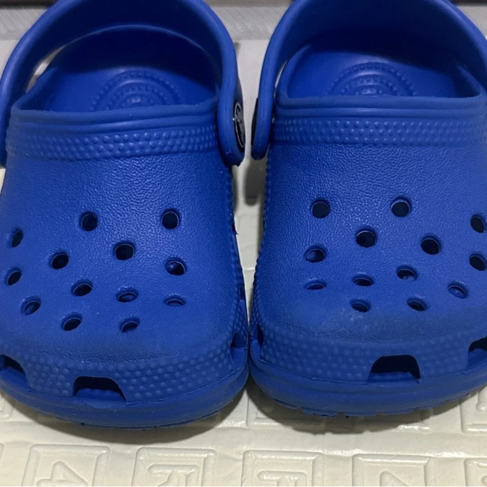 CROCS Kids Classic Clogs in Bright Blue
